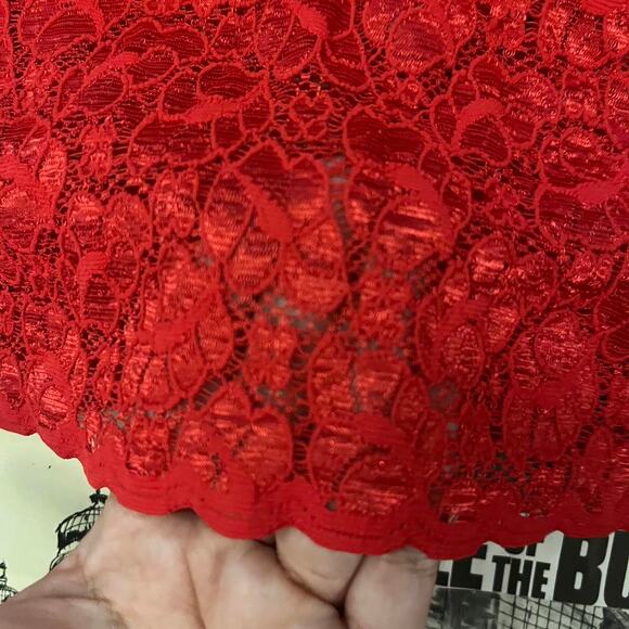 Red dainty Lace Crop Top Cami - Picture 5 of 6